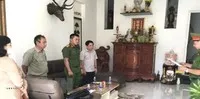 Cơ quan Cảnh sát điều tra Công an tỉnh thi hành Lệnh bắt bị can để tạm giam đối với Nguyễn Tấn Vinh. (Ảnh: TTXVN phát)