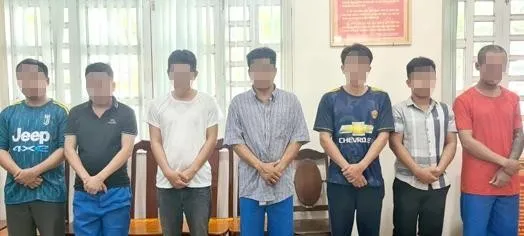 Các đối tượng bị tạm giữ tại cơ quan Công an.