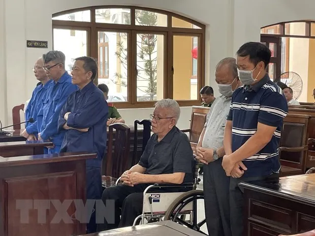 Các bị cáo nghe chủ tọa phiên tòa tuyên án. (Ảnh: Lê Xuân/TTXVN)