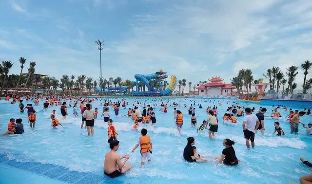 Dòng tiền có xu hướng dịch chuyển về vùng ven Hà Nội (Trong ảnh: Người dân vui chơi tại dự án Sun Urban City Hà Nam). Ảnh: Dũng Minh.