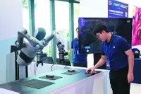 Hãng công nghệ Foxconn trưng bày mẫu robot hình người phục vụ việc sản xuất tại Diễn đàn Kinh tế mùa thu 2025. Ảnh: P.V