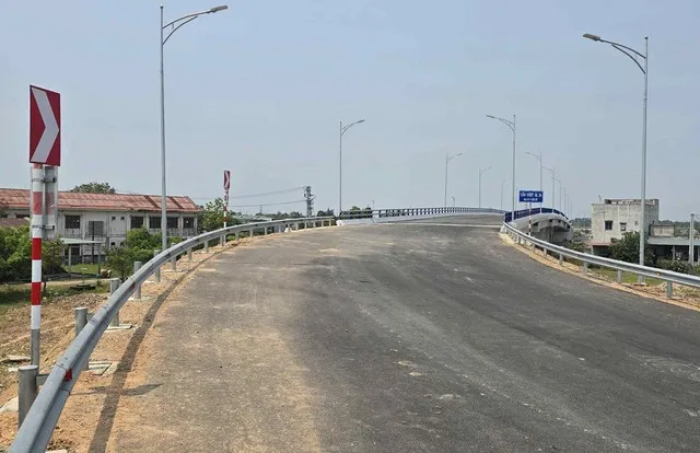 Hạng mục cầu vượt QL1 (cầu Km 0+430) thuộc nút giao liên thông đầu tuyến hiện nay đã hoàn thành sau khi GPMB được giải quyết (1)