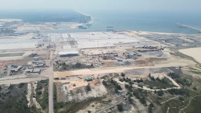 Dự án bao gồm 4 dự án thành phần. Trong đó, Dự án thành phần 1: Đầu tư xây dựng Quốc lộ 15D đoạn từ Cảng Mỹ Thuỷ đến cao tốc Cam Lộ - La Sơn do Sở Xây dựng làm chủ đầu tư. Trong đó, gói thầu xây lắp do Liên danh các nhà thầu Công ty TNHH Tập đoàn Sơn Hải - Công ty CP Thành An - Công ty TNHH Xây dựng Mạnh Linh - Công ty TNHH Xây dựng Tiến Thành trúng thầu thi công với giá trị hợp đồng là 1.303,7 tỷ đồng bao gồm dự phòng (chi phí xây lắp là 1.174 tỷ đồng), tiến độ thực hiện hợp đồng là 660 ngày (22 tháng), hoàn thành vào ngày 30/10/2027.