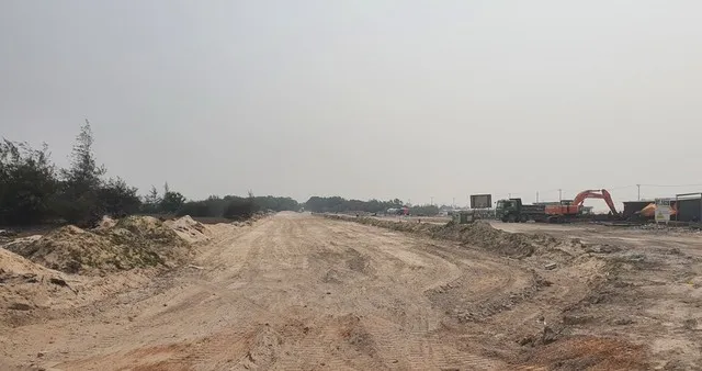 Dự án thành phần 2: GPMB và tái định cư qua địa bàn xã Mỹ Thủy do UBND xã Mỹ Thủy làm chủ đầu tư với phạm vi theo chiều dài tuyến 2,568 km, diện tích thu hồi 4,86 ha. Dự án thành phần 3: GPMB và tái định cư qua địa bàn xã Vĩnh Định do UBND xã Vĩnh Định làm chủ đầu tư với phạm vi theo chiều dài tuyến là 5,278 km, diện tích thu hồi 14,8 ha. Dự án thành phần 4: GPMB và tái định cư qua địa bàn xã Diên Sanh với phạm vi theo chiều dài tuyến 13,191 km, diện tích thu hồi 54,2 ha do UBND xã Diên Sanh làm chủ đầu tư.