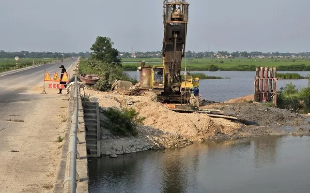 Vướng mặt bằng đang là khó khăn hiện hữu của dự án. Tại thời điểm phát lệnh khởi công, các địa phương chỉ bàn giao mặt bằng được 2,0 km/21 km theo chiều dài tuyến và 5 vị trí xây dựng cầu. Tuy nhiên trên thực địa phần diện tích bàn giao mặt bằng này vẫn còn vướng cây trồng của người dân, cây rừng tự nhiên cần thực hiện thủ tục thanh lý, một số công trình hạ tầng kỹ thuật như đường dây điện, cáp viễn thông, không có mặt bằng đường tiếp cận để thi công do vướng đất trồng lúa của các hộ dân chưa được GPMB.