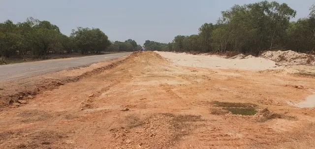 Sở Xây dựng Quảng Trị đã chỉ đạo các đơn vị khắc phục khó khăn về mặt bằng, nỗ lực tháo gỡ vướng mắc để triển khai thi công đoạn 1,0 km đầu tuyến từ Km0+00 – Km1+00 và một số vị trí cục bộ trên tuyến.