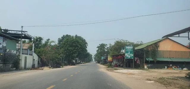 Theo Kế hoạch GPMB, UBND xã Diên Sanh hoàn thành 30/7/2026; UBND xã Vĩnh Định hoàn thành 14/5/2026 và thêm 40 ngày trường hợp cưỡng chế; UBND xã Mỹ Thuỷ hoàn thành ngày 10/6/2026. Theo tính toán, thời gian chờ lún cố kết là 10,5 tháng, thời gian thi công nền đường tối thiểu 3 tháng, tổng thời gian thi công nền tối thiểu là 13,5 tháng. Nếu dự án không bàn giao được mặt bằng trước 30/4/2026 sẽ không đạt được đường găng tiến độ thi công.