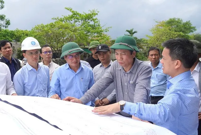 Ông Trương Chí Trung, Giám đốc Sở Xây dựng Quảng Trị (thứ tư từ trái ảnh) cho biết, Sở đã đề nghị UBND tỉnh có văn bản chỉ đạo UBND các xã Mỹ Thủy, Vĩnh Định, Diên Sanh và các sở ngành liên quan tập trung thực hiện hoàn thành công tác GPMB, bàn giao từng phần, đảm bảo bàn giao toàn bộ mặt bằng sạch chậm nhất trước ngày 30/4/2026. Đồng thời, kiến nghị UBND tỉnh báo cáo Ban Thường vụ Tỉnh ủy xem xét chỉ đạo Ban Thường vụ Đảng ủy các địa phương, Đảng ủy UBND tỉnh, Đảng ủy Công an tỉnh để huy động toàn bộ hệ thống chính trị vào cuộc, tuyên truyền vận động người dân đồng thuận trong công tác bồi thường GPMB đảm bảo đường găng tiến độ đề ra.