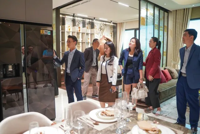 Khách hàng tham quan căn hộ mẫu. Ảnh: Lê Toàn.