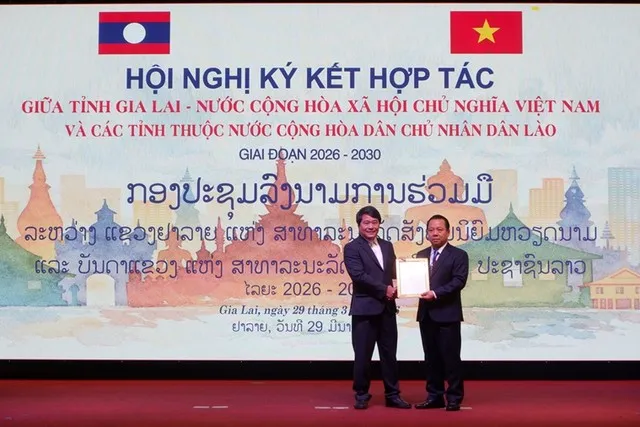 Đại diện chính quyền tỉnh Áttapư trao Giấy phép gia hạn Biên bản ghi nhớ của Công ty cổ phần Hoàng Anh Gia Lai.