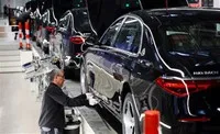Công nhân làm việc trên dây chuyền sản xuất xe ô tô Mercedes-Maybach của Hãng Mercedes-Benz ở Sindelfingen, gần Stuttgart, Đức ngày 4/3/2024. Ảnh: REUTERS/TTXVN