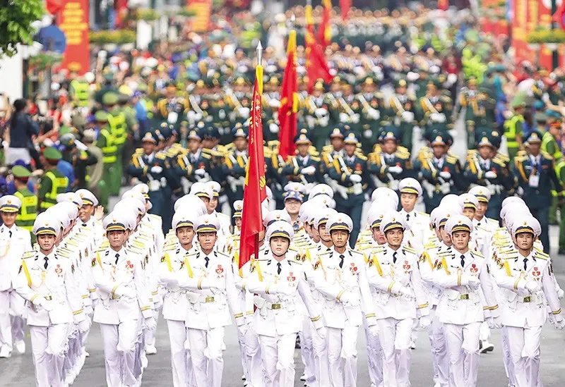 Khi những đoàn quân lớp lớp mạnh mẽ đi qua, trong triệu triệu vòng tay và tấm lòng Nhân dân, quân - dân cùng chung một ý chí, chung một nhịp đập lịch sử hào hùng của dân tộc 