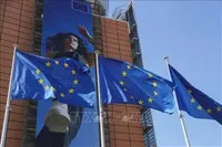 Cờ Liên minh châu Âu tại tòa nhà của Ủy ban châu Âu ở Brussels, Bỉ. Ảnh: THX/TTXVN