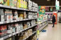Người dân mua sắm tại siêu thị ở Brussels, Bỉ. (Ảnh: THX/TTXVN)
