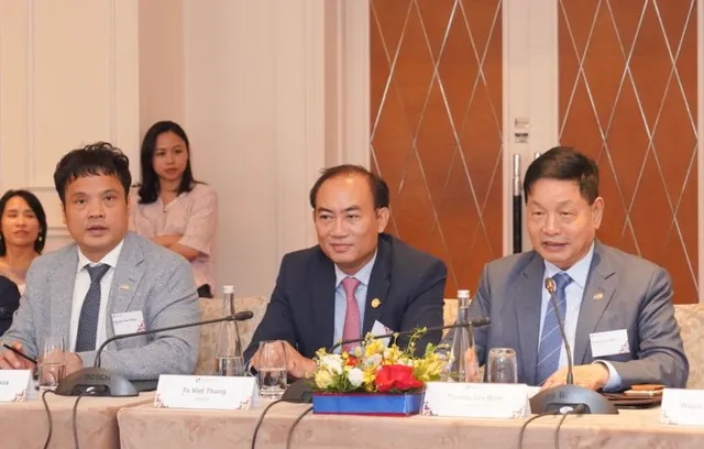 Chủ tịch FPT Trương Gia Bình (ngoài cùng bên phải) chia sẻ tại Diễn đàn Lãnh đạo Việt Pháp