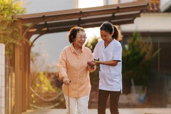 FWD tiên phong trên thị trường mang đến các dịch vụ chăm sóc khách hàng ngay cả khi hợp đồng bảo hiểm đã chấm dứt.