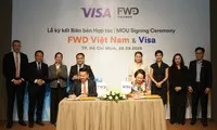 Ông Phương Tiến Minh, Tổng giám đốc FWD Việt Nam và bà Đặng Tuyết Dung, Giám đốc Visa Việt Nam và Lào ký kết hợp tác thúc đẩy sự phát triển của bảo hiểm số và thanh toán không tiền mặt tại Việt Nam.