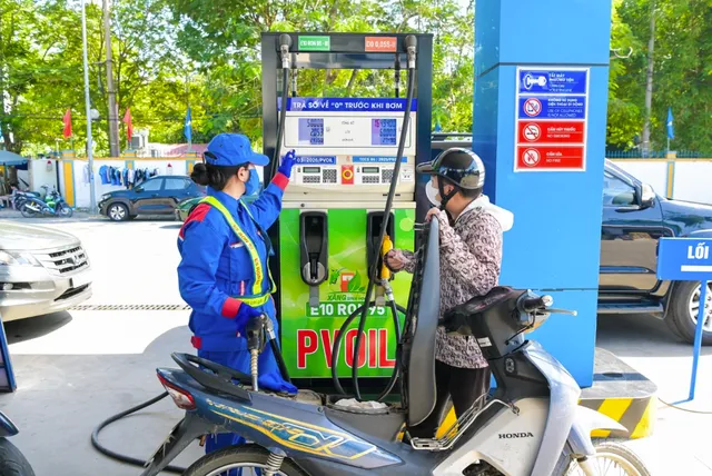 Bán xăng E10 tại cửa hàng xăng dầu PVOIL