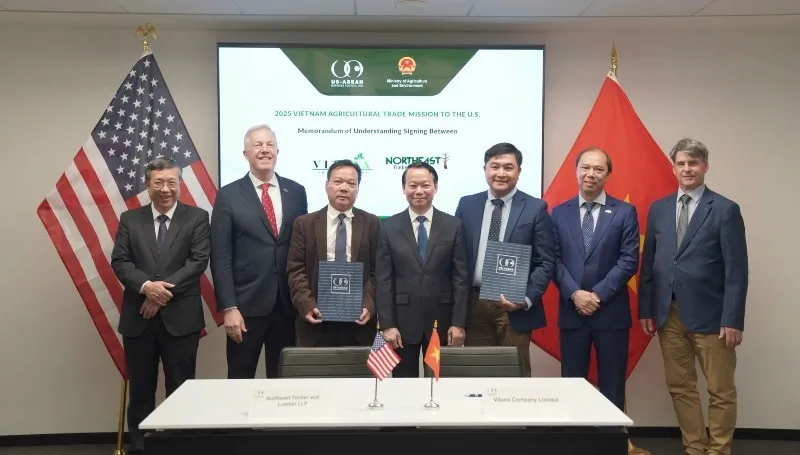 Bộ trưởng Đỗ Đức Duy và Chủ tịch Hội đồng Kinh doanh Hoa Kỳ - ASEAN, Ted Osius, chứng kiến lễ ký biên bản hợp tác giữa doanh nghiệp Việt Nam và Hoa Kỳ. Ảnh: Đoàn công tác.