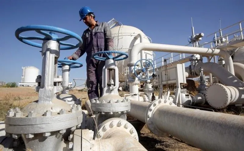 Công nhân làm việc tại một nhà máy lọc dầu ở thành phố Kirkuk, Iraq. Ảnh: AFP