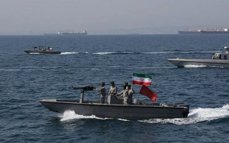 Eo biển Hormuz là tuyến vận tải biển quan trọng về mặt chiến lược, ngăn cách Iran, Oman và UEA. Ảnh: AFP