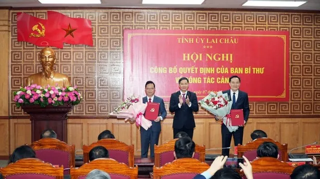 Ông Nguyễn Tuấn Anh, Phó chủ tịch UBND tỉnh Gia Lai (bên phải) nhận quyết định điều động, chỉ định tham gia Ban Chấp hành, Ban Thường vụ và giữ chức Phó bí thư Tỉnh ủy Lai Châu nhiệm kỳ 2025-2030 vào ngày 7/1/2026. Ảnh: Báo Gia Lai.
