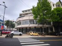 Tòa nhà khách sạn Sê San (bị bỏ hoang từ nhiều năm) có 2 mặt tiền chính trên đường Hùng Vương và Trần Hưng Đạo sẽ được đấu giá thực hiện Dự án Khách sạn, trung tâm mua sắm phức hợp phường Pleiku.