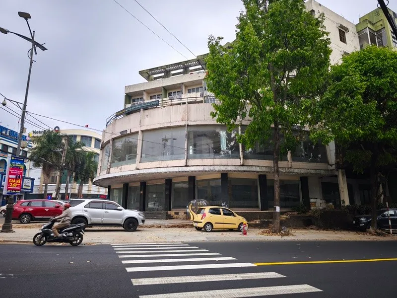 Tòa nhà khách sạn Sê San (bị bỏ hoang từ nhiều năm) có 2 mặt tiền chính trên đường Hùng Vương và Trần Hưng Đạo sẽ được đấu giá thực hiện Dự án Khách sạn, trung tâm mua sắm phức hợp phường Pleiku. 