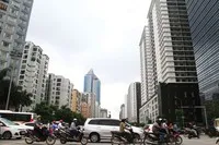 Hà Nội đang chịu áp lực lớn từ nhu cầu nhà ở khi dân số đô thị liên tục tăng nhanh. Ảnh: Bình Minh.