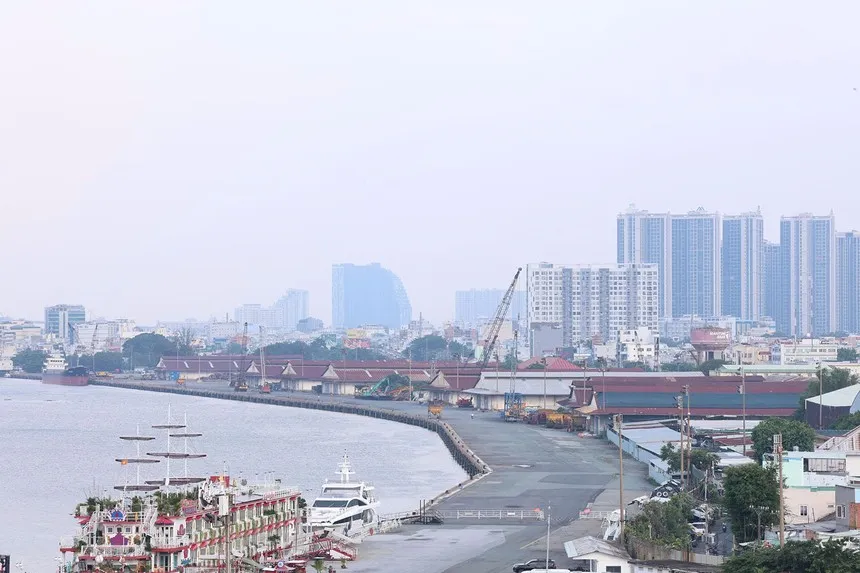 Một khu đất nhà kho rộng 11.000 m2 tại khu cảng Khánh Hội có tiền thuê đất năm 2025 lên tới gần 21 tỷ đồng, do đơn giá thuê đất bị đẩy lên gần 2 triệu đồng/m2. Ảnh: Lê Toàn