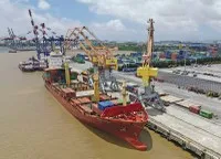 Các đơn vị cung cấp dịch vụ vận tải hàng hóa đang chịu sức ép rất lớn do giá nhiên liệu, đặc biệt là giá dầu diesel tăng cao. Ảnh: P.V