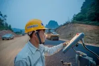 Thi công thảm bê tông nhựa tại Dự án cao tốc Đồng Đăng - Trà Lĩnh.