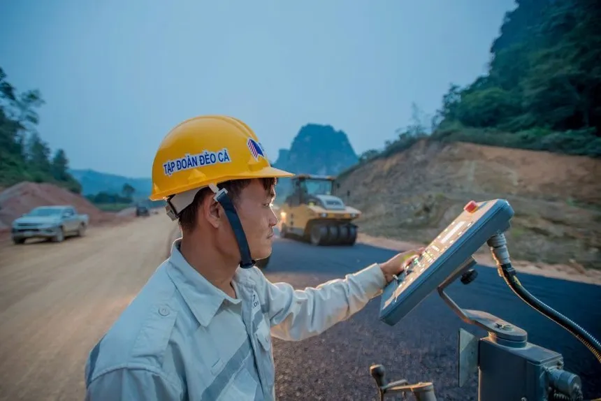 Thi công thảm bê tông nhựa tại Dự án cao tốc Đồng Đăng - Trà Lĩnh. 