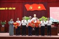 Lãnh đạo TP. Cần Thơ chúc mừng ông Lê Thanh Tâm (thứ 2 từ trái qua), ông Đỗ Thanh Thảo (thứ 4 từ trái qua) và ông Châu Việt Tha (thứ 5 từ trái qua). Ảnh: NH.N
