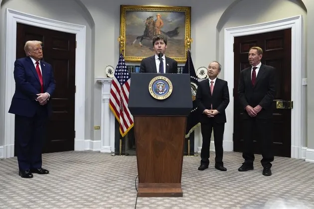 Ông Sam Altman, CEO OpenAI, phát biểu tại Nhà Trắng hôm 21/1/2025, cùng Tổng thống Donald Trump, ông Masayoshi Son (SoftBank) và ông Larry Ellison (Oracle). (Ảnh: Politico).