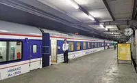 Tàu đường sắt Bắc - Nam đón khách tại ga Hà Nội