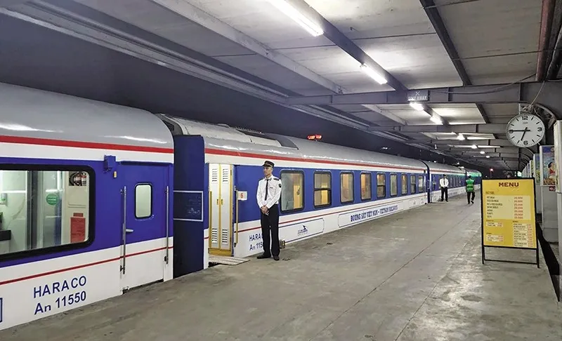 Tàu đường sắt Bắc - Nam đón khách tại ga Hà Nội