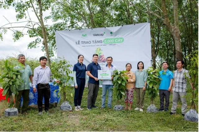 Ông Tuan Nhan - Phó tổng giám đốc Vietcap và bà Châu Thiên Trúc Quỳnh - Giám đốc Điều hành khối Tư vấn đầu tư Vietcap tại buổi trao tặng cây Rừng phòng hộ Dầu Tiếng thuộc khuôn khổ chương trình Go Green Go Up mùa 1 (năm 2025).