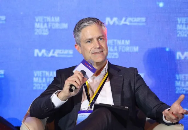 Ông Douglas Jackson, Giám đốc điều hành, Alvarez &amp; Marsal (Việt Nam), tham chiếu theo dòng vốn FDI đang hướng đến thì bất động sản vẫn đang là lĩnh vực hấp dẫn, và nhất là khu công nghiệp. Hình ảnh: Lê Toàn