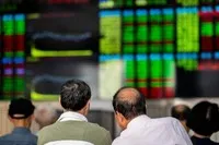 Người dân theo dõi chỉ số chứng khoán MSCI China của Trung Quốc. (Ảnh: AFP).