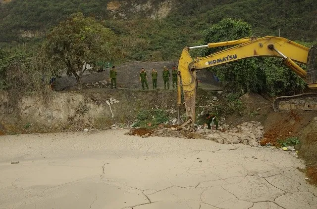 Chất thải được Phó giám đốc, quản lý trạm trộn bê tông xả trực tiếp ra môi trường. Ảnh: CA Hà Nam