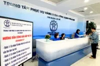 Người dân, doanh nghiệp thực hiện thủ tục hành chính tại Trung tâm Phục vụ hành chính công TP. Hà Nội.