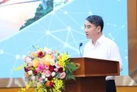 Phó Chủ tịch UBND TP. Hà Nội Nguyễn Xuân Lưu trình bày tham luận tại Hội nghị.
