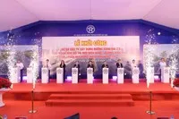 Các đại biểu bấm nút khởi công dự án.