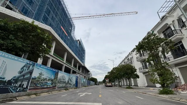 Đối diện khu nhà ở xã hội là dãy nhà liền kề và shophouse.