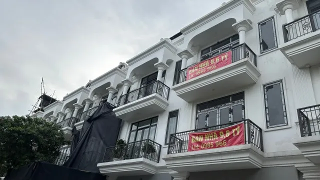 Hiện một số căn nhà liền kề đang được rao bán với giá hơn 9 tỷ đồng.
