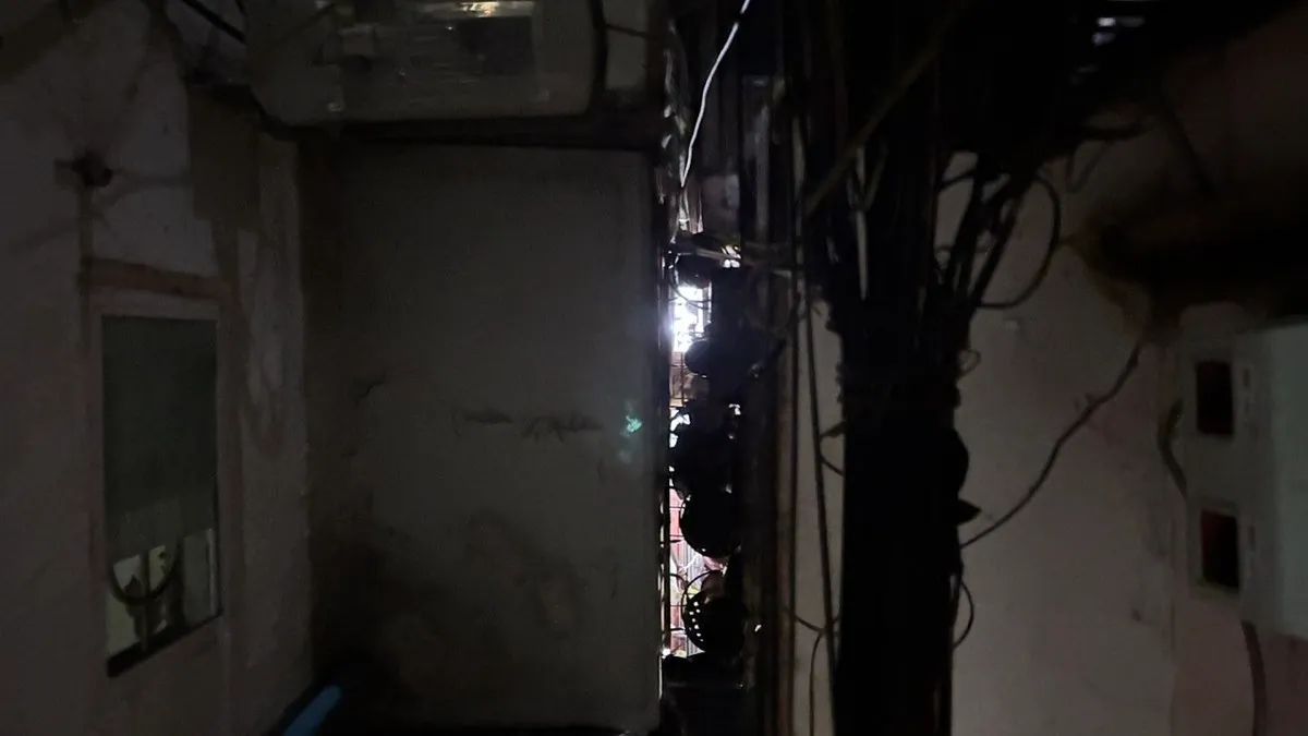 Phần cơi nới của các căn nhà được nhô ra hết cỡ. Khoảng cách giữa hai nhà chỉ khoảng hơn một gang tay.