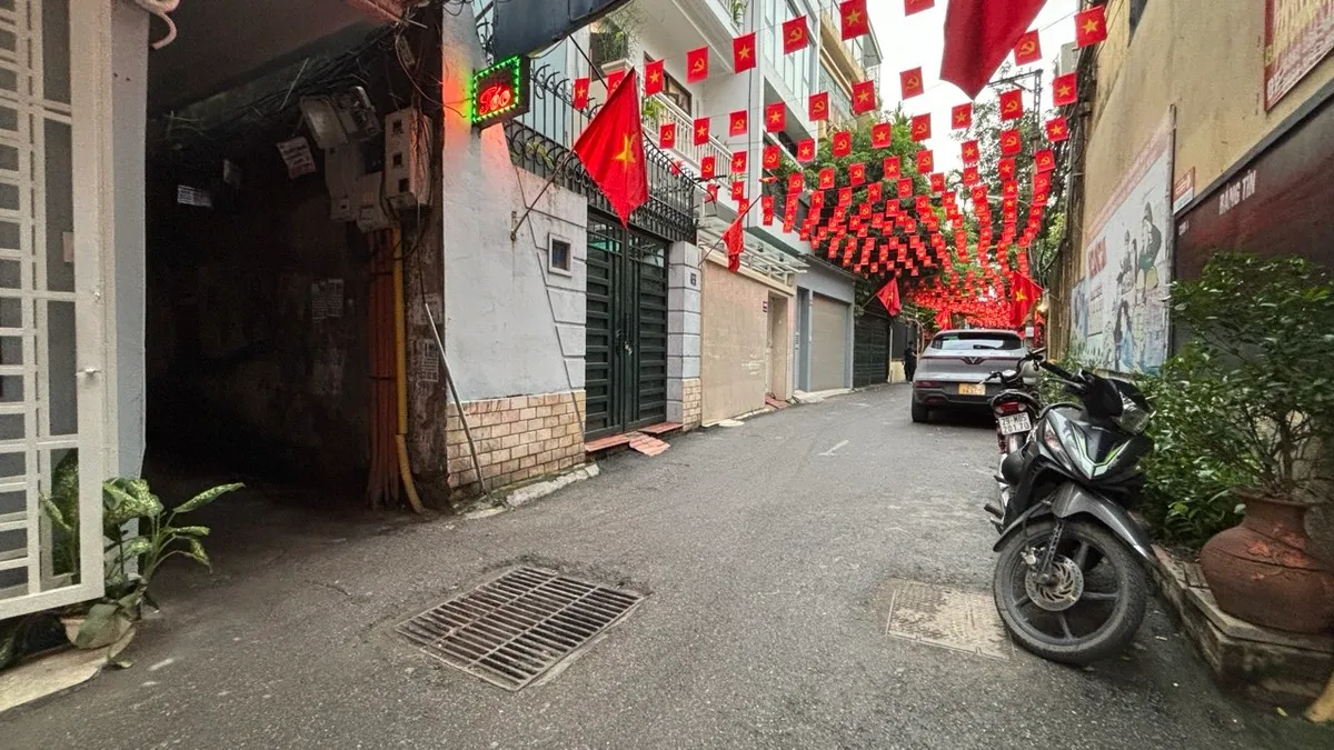 Bước ra khỏi những con ngõ nhỏ, các căn nhà có ngõ ô tô đỗ cửa sẽ có giá cao gấp đôi, từ 260 - 290 triệu đồng/m2.
