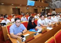 Các đại biểu nhấn nút tán thành danh mục đất dự kiến thực hiện dự án thí điểm. Ảnh: Phạm Hùng