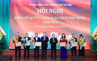 Ủy viên Trung ương Đảng, Phó Bí thư Thành ủy, Bí thư Đảng ủy, Chủ tịch UBND Thành phố Hà Nội Vũ Đại Thắng và Thứ trưởng Bộ Tài Chính Cao Anh Tuấn trao tặng Bằng khen cho các đơn vị ngành tài chính Thủ đô.